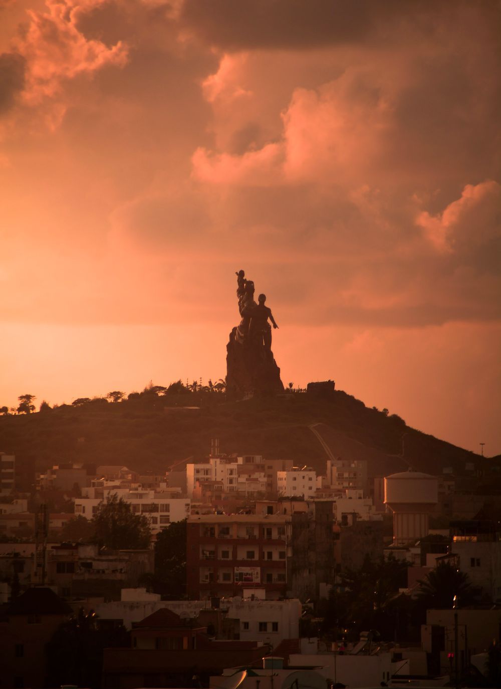 Le Monument de la Renaissance africaine à Dakar au coucher du soleil