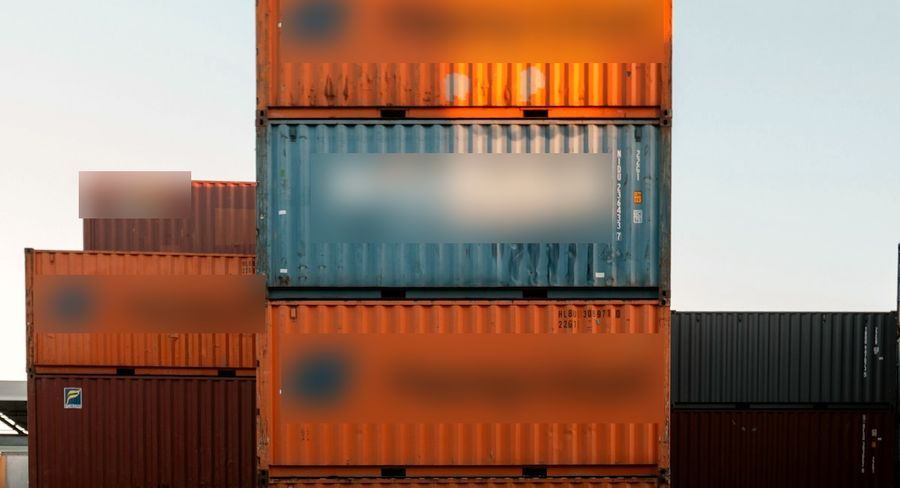 Conteneurs empilés sur un terminal portuaire